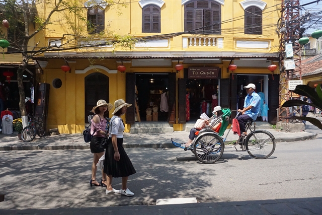 Tourists at Hội An, a UNESCO heritage site in the central province of Quảng Nam. VNS Photo Thu Hằng Read more at http://vietnamnews.vn/travel/518441/travel-demand-during-upcoming-holidays-surges.html#75uJBD3u1ZQLJ4WW.99