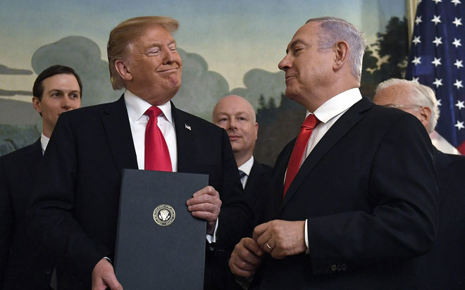 Khi Thủ tướng Benjamin Netanyahu (phải) thăm Mỹ vào tháng 3 vừa qua, Tổng thống Donald Trump (trái) đã ký sắc lệnh công nhận cao nguyên Golan thuộc về Israel.	Ảnh: AP