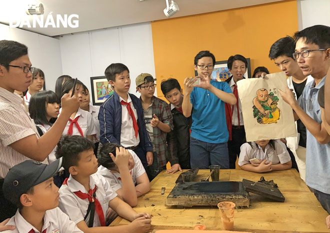 During an extracurricular class at the Da Nang Fine Arts Museum, pupils were introduced to Dong Ho paintings