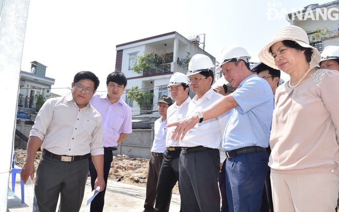 Lãnh đạo thành phố nghe báo cáo tiến độ thi công công trình bãi đỗ xe thông minh ở số 255 Phan Châu Trinh.