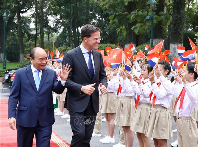  Thủ tướng Chính phủ Nguyễn Xuân Phúc và Thủ tướng Vương quốc Hà Lan Mark Rutte với các thiếu nhi Thủ đô Hà Nội. 