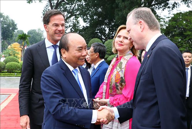  Thủ tướng Chính phủ Nguyễn Xuân Phúc và Thủ tướng Mark Rutte với các đại biểu chính thức của Vương quốc Hà lan tại lễ đón. 