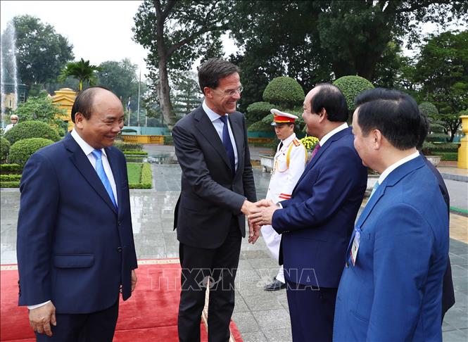  Thủ tướng Chính phủ Nguyễn Xuân Phúc và Thủ tướng Mark Rutte với các đại biểu chính thức của Việt Nam tại lễ đón. 