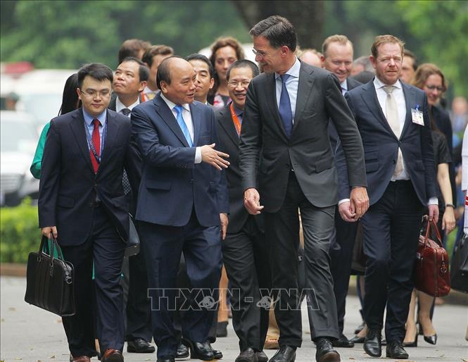 Thủ tướng Nguyễn Xuân Phúc và Thủ tướng Vương quốc Hà Lan Mark Rutte tại lễ đón chính thức. 