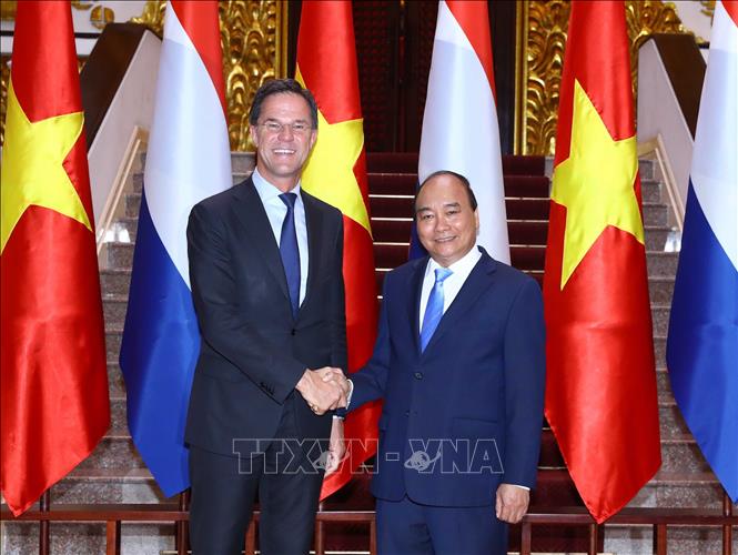 Thủ tướng Chính phủ Nguyễn Xuân Phúc và Thủ tướng Vương quốc Hà Lan Mark Rutte tại lễ đón. 