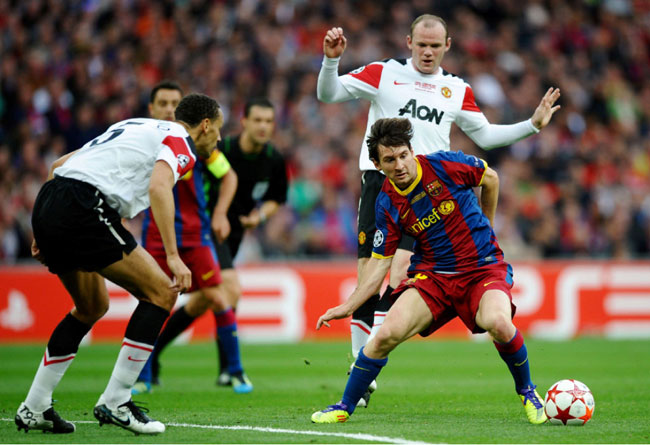 Với một thiên tài như Messi (áo sọc xanh - đỏ), Barcelona hoàn toàn có thể tái lập chiến thắng trước các hậu duệ của Ferdinand (áo trắng, trái) ngay tại Old Trafford. Ảnh: TALKSPORT