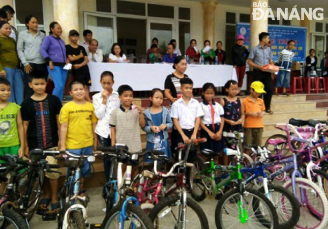 Tặng xe đạp cho học sinh con hộ nghèo trong chương trình phối hợp.