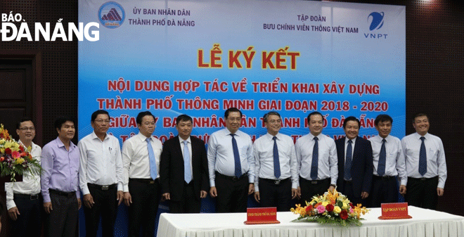 The Da Nang People’s Committee and the Viet Nam Post and Telecommunications Group (VNPT) entering into a cooperation agreement on turning Da Nang into an IT-dependent smart city for the 2018 – 2020 period.