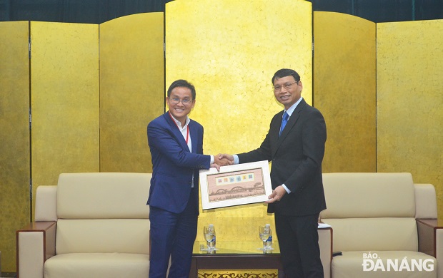 Vice Chairman Minh (right) and a SBF representative