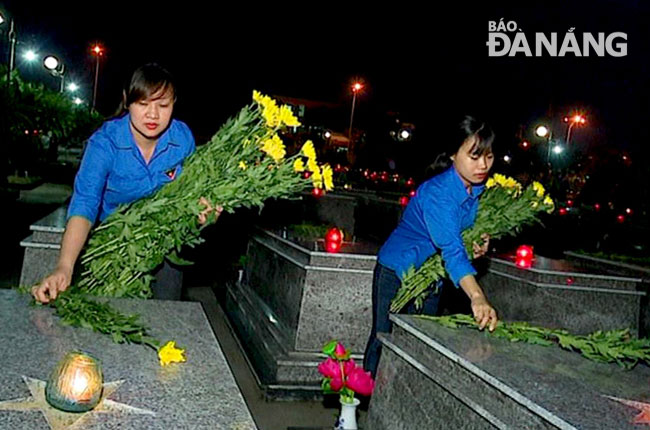 Đoàn viên, thanh niên quận Ngũ Hành Sơn dâng hoa và thắp nến tri ân tại nghĩa trang liệt sĩ.