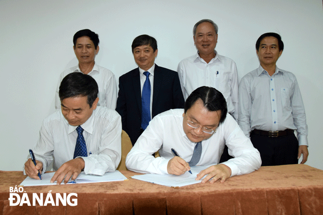 Lãnh đạo thành phố và các đơn vị chứng kiến ký kết hợp đồng tài trợ của VN Đà Thành Group dành cho DBF trong 5 năm (2019-2023).                   Ảnh: ANH VŨ