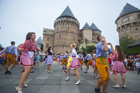 A tourist at Bà Nà. VNS photo Read more at http://vietnamnews.vn/brandinfo/518489/ba-na-hills-director-unveils-bold-plans-for-vns-leading-tourist-zone.html#1IQZbwLZBlRrUMug.99