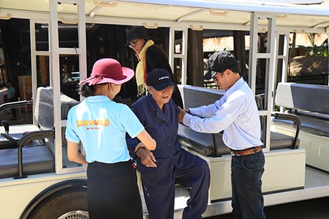 An old tourist receives help from staffs of Bà Nà Hills. VNS Photo Read more at http://vietnamnews.vn/brandinfo/518489/ba-na-hills-director-unveils-bold-plans-for-vns-leading-tourist-zone.html#1IQZbwLZBlRrUMug.99