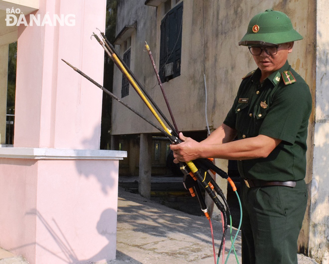 Đồn Biên phòng Sơn Trà tịch thu các súng điện mà các đối tượng sử dụng để đánh bắt thủy sản trái quy định.