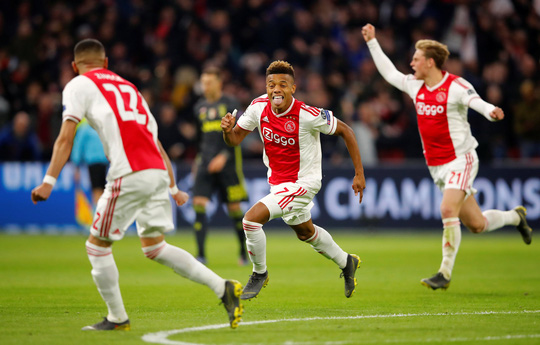 David Neres (7) đưa trận đấu trở lại vạch xuất phát