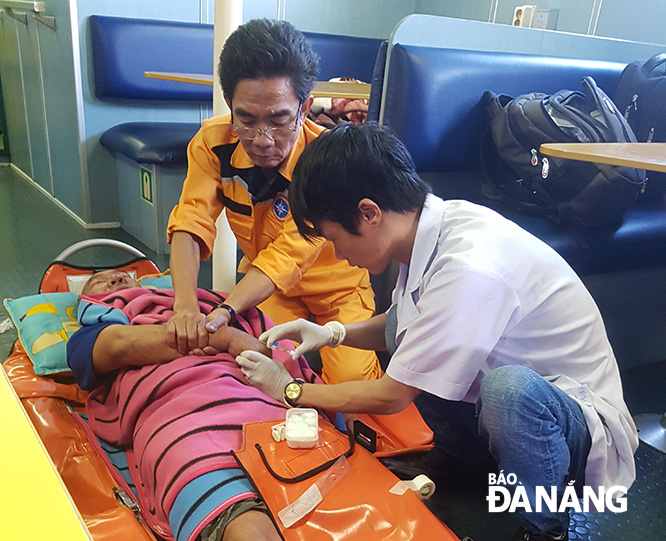 Doctors from the city’s Emergency Centre 115 giving initial first aid to the sick fisherman