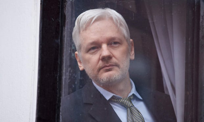 Ông Julian Assange tại Đại sứ quán Ecuador. Ảnh: AFP