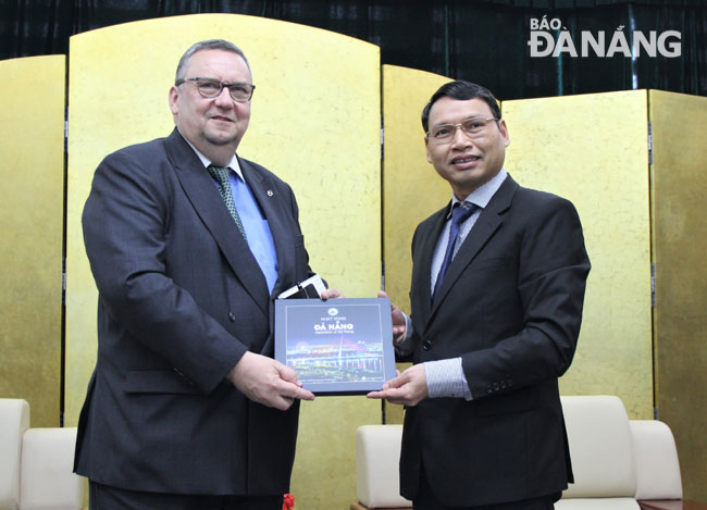 Phó Chủ tịch UBND thành phố Hồ Kỳ Minh mong muốn Phần Lan sẽ hỗ trợ, giúp đỡ Đà Nẵng trong việc xây dựng thành phố thông minh và thu gom, xử lý rác thải.