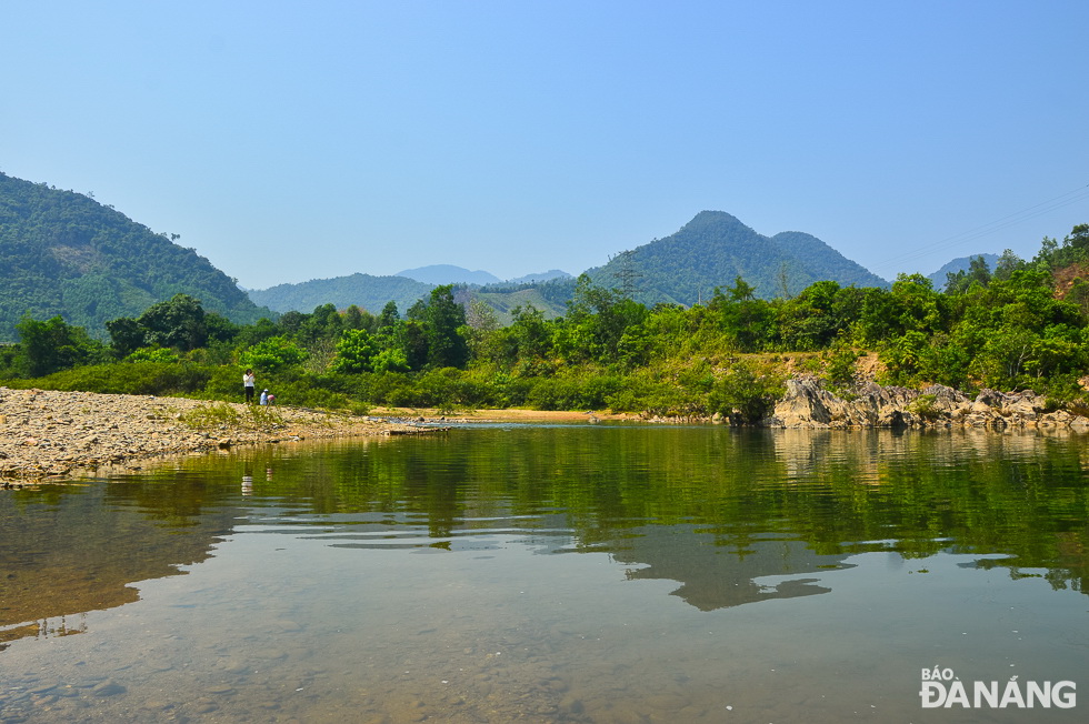 suối Vũng Bọt (nằm ở khu vực trung tâm của Tà Lang – Giàn Bí) . Theo lời anh Vũ, chúng tôi được biết, đây là nơi khởi nguồn của sông Cu – Đê, là hợp lưu của hai nhánh sông Bắc và sông Nam, bắt nguồn từ dãy Trường Sơn hùng vĩ.