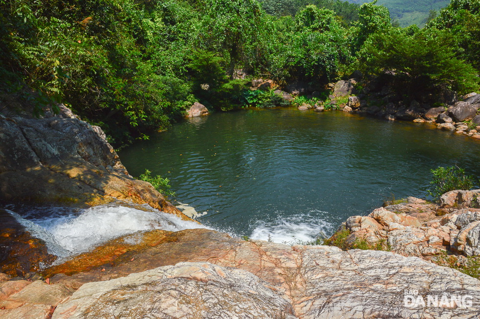 Tại Khe Đương, thiên nhiên tự tạo thành một cái hồ nhỏ, có độ sâu khoảng 5m. Ảnh: MAI HIỀN