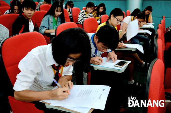 Sinh viên Trường Cao đẳng CNTT Hữu nghị Việt – Hàn trong cuộc thi viết chữ Hàn. Ảnh: V.T.L