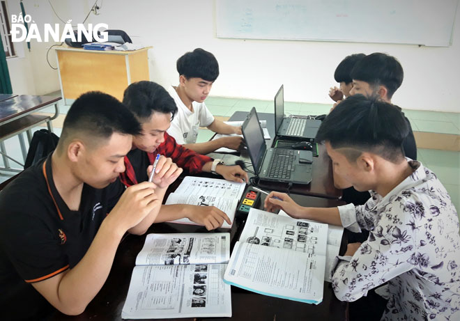 Sinh viên Trường Cao đẳng Thực hành FPT Polytechnic – Cơ sở Đà Nẵng rèn luyện kỹ năng nói, nghe tiếng Anh.  Ảnh: V.T.L
