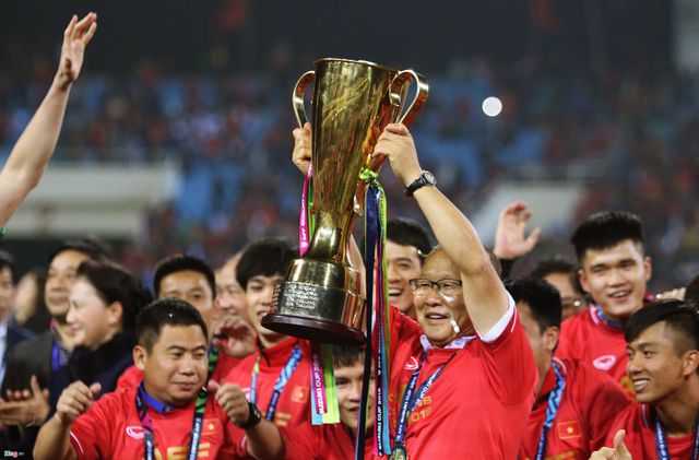 HLV Park Hang Seo cùng đội tuyển Việt Nam vô địch AFF Cup 2018