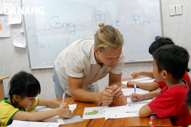 Các bé ở nhóm lớp 4-6 tuổi trong một giờ học với giáo viên nước ngoài tại Trung tâm Lưu trú và Phát triển năng khiếu Titan Đà Nẵng. Ảnh: M.H