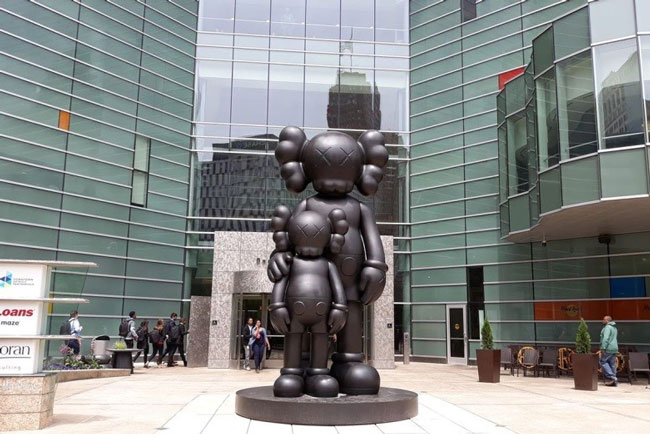 Chờ đợi, tác phẩm của Kaws tại Downtown Detroit, Michigan, Hoa Kỳ.