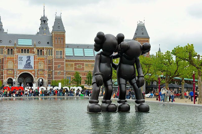 Dọc đường, tác phẩm của Kaws tại Museumplein, Amsterdam.