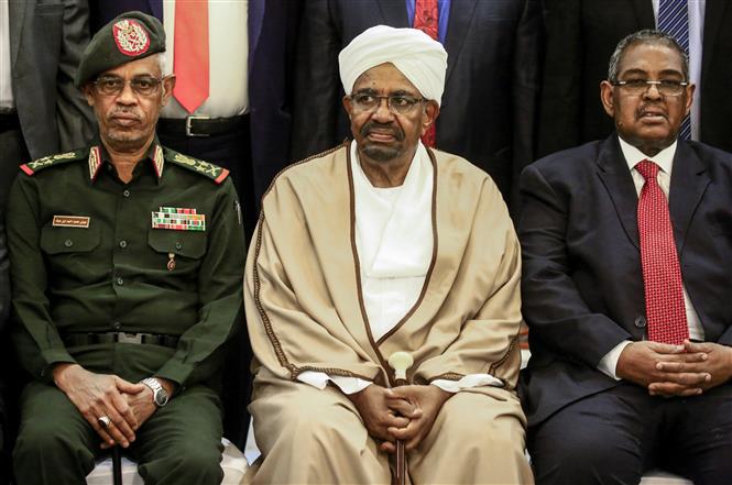 Tổng thống Sudan Omar al-Bashir (giữa) và Bộ trưởng Quốc phòng Ahmed Awad Ibnouf (trái) ở thủ đô Khartoum ngày 14/3/2019. Ảnh: AFP/TTXVN