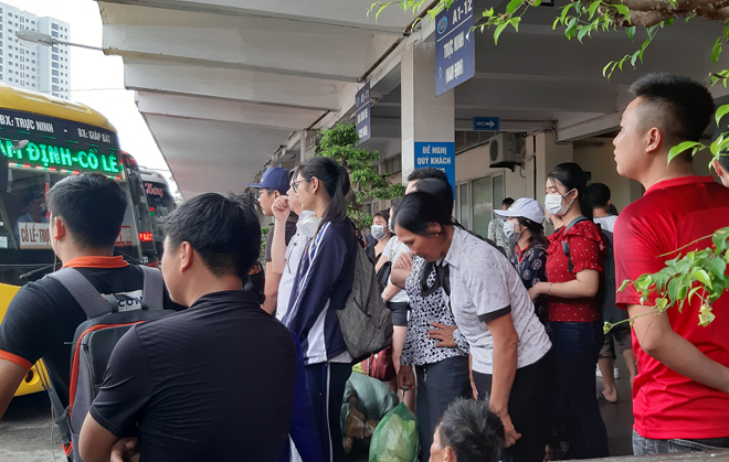 Đến 17h, tại Bến xe Giáp Bát, người người chen chúc để lên xe tuyến Hà Nội - Nam Định.