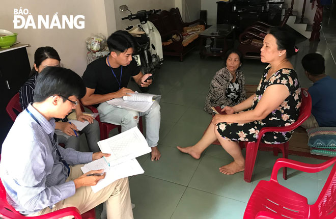 Các điều tra viên thực hiện nhiệm vụ để Tổng điều tra dân số và nhà ở Đà Nẵng 2019 về đích đúng thời hạn quy định. 