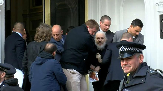 Ông Julian Assange bị bắt tại Đại sứ quán Ecuador ở London, Anh. Ảnh: Reuters