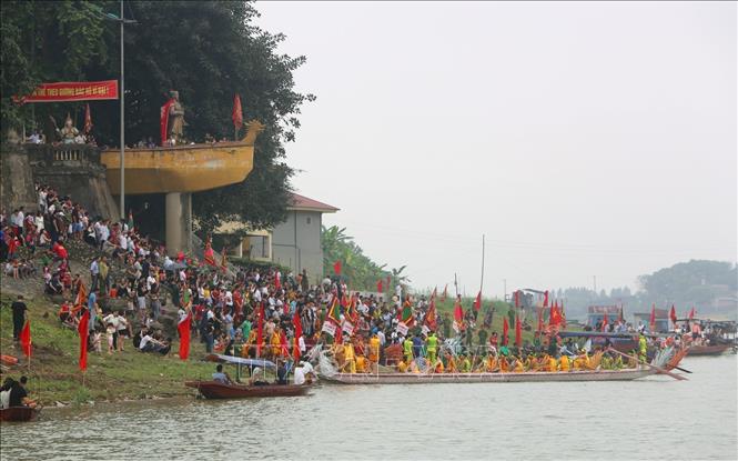 Đông đảo du khách thập phương đến xem Lễ hội Bơi Chải thuyền thống trên sông Lô.