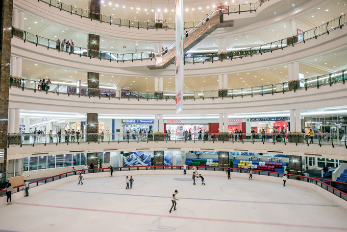 Đây là sân trượt băng bên trong trung tâm thương mại City Center ở thủ đô Doha. Với Qatar, trượt băng giữa sa mạc cũng là việc khả thi.