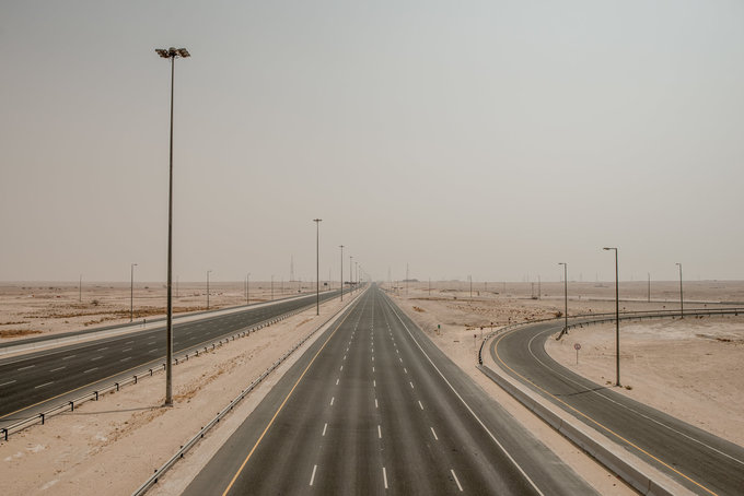 Người dân Saudi Arabia thường lái xe qua cao tốc để sang Qatar nghỉ dưỡng cuối tuần. Dù vậy, từ khi căng thẳng ngoại giao bùng phát năm 2017, những con đường này dần trở nên vắng vẻ.