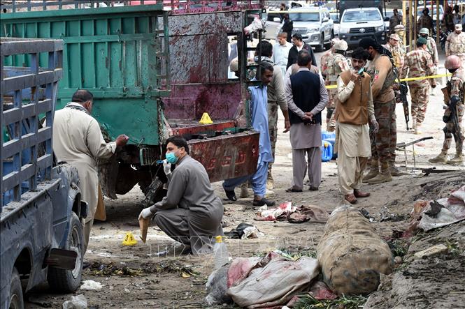 Nhân viên an ninh điều tra tại hiện trường vụ đánh bom ở Quetta, Pakistan ngày 12/4. Ảnh: AFP/TTXVN