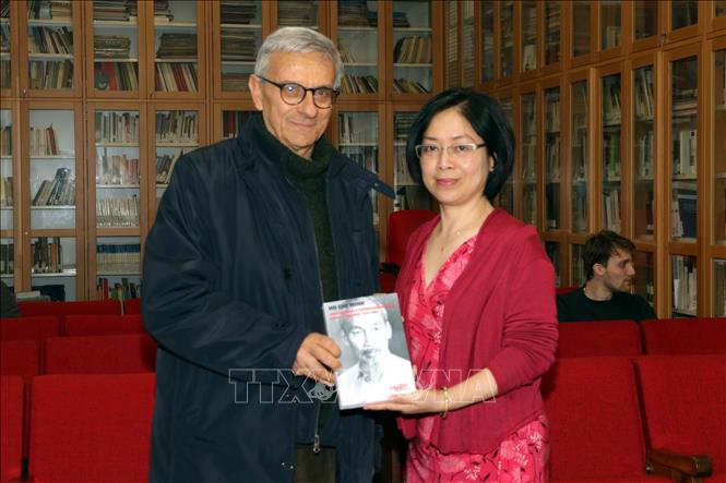 Dịch giả Andrea Catone tặng cuốn sách “Hồ Chí Minh - Chủ nghĩa yêu nước và Chủ nghĩa quốc tế” cho Đại sứ Nguyễn Thị Bích Huệ. Ảnh: TTXVN 
