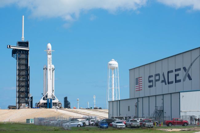 Tên lửa Falcon Heavy của SpaceX trên bệ phóng. Ảnh: space.com