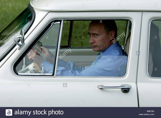 Ông Putin lái chiếc Volga GAZ M21. Ảnh: Alamy