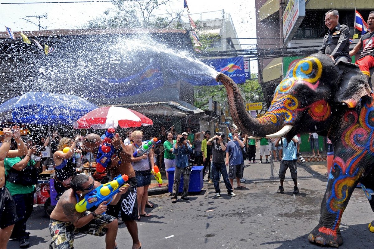 Thai people celebrate the Songkran festival (Source: Internet)