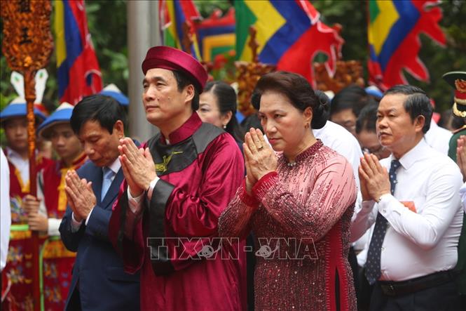 Chủ tịch Quốc hội Nguyễn Thị Kim Ngân và các đại biểu dâng hương tại Đền Thượng. Ảnh: Thành Đạt/TTXVN