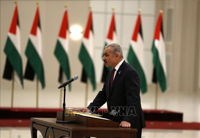 Tân Thủ tướng Mohammad Shtayyeh tại lễ tuyên thệ nhậm chức ở Ramallah thuộc khu Bờ Tây ngày 13-4. Ảnh: AFP/TTXVN