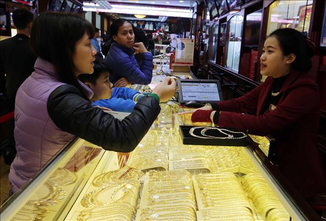 Khách hàng giao dịch tại Công ty vàng Bảo Tín Minh Châu. Ảnh: Trần Việt/TTXVN