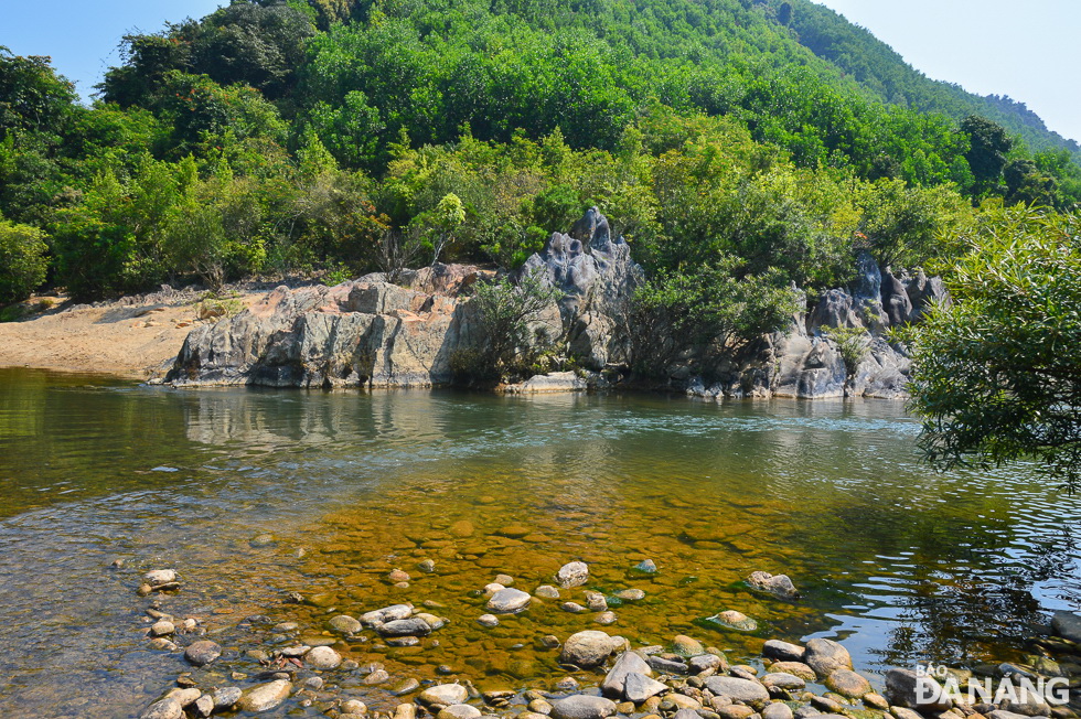 Visitors to this tourist site can participate in some exciting outdoor activities such as going fishing, catching shrimps, bathing in stream, and overnight camping.