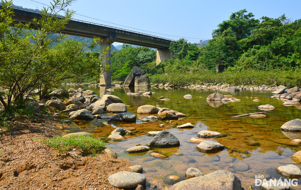 The bridge connecting the Ta Lang with Gian Bi villages near the Vung Bot Stream. It is parallel to 2 damaged bridge piers which are called the ‘Sup’ (Collapsed) Bridge.