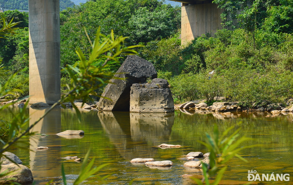 According to an information released from Hoa Vang District’s Culture and Information Office, the damaged bridge piers are the ruins of a bridge built by the French colonialists during the Vietnamese war to transport forest products and gold. However, the bridge was then collasped by bombs