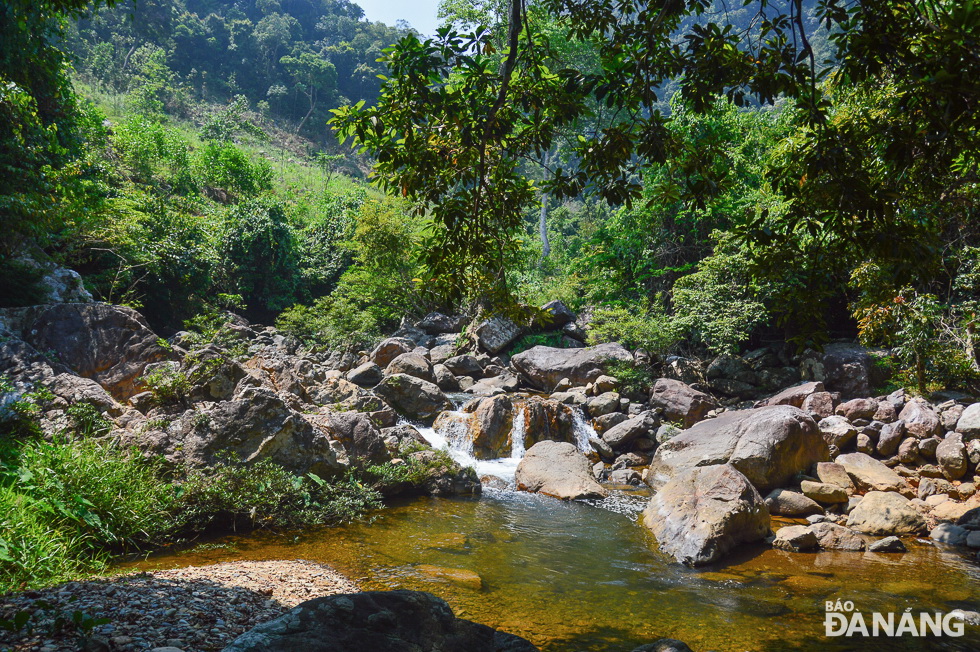 Unlike the Vung Bot Stream, the Khe Duong Stream is not suitable for overnight camping. The best time for tourists to visit this place is from 10.00am to 4.00pm.