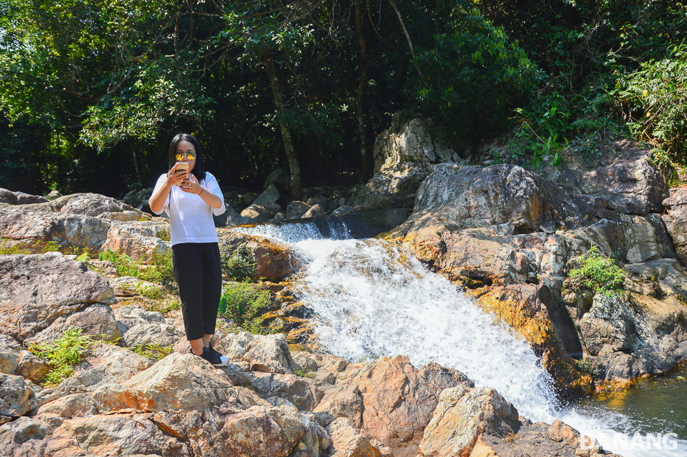 However, visitors can take photos, immerse themselves in cool stream, and enjoy ‘com lam’ (rice cooked in bamboo tubes) when arrive to this interesting venue.